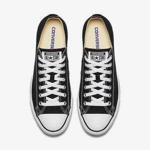 LIKE NEW- Black converse low tops